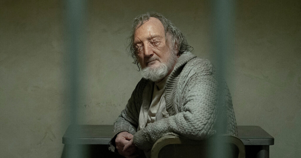 Robert Englund volta ao universo da série Stranger Things, mas agora interpretando um personagem inédito.