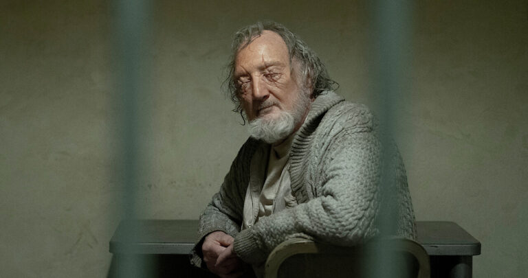 Robert Englund volta ao universo da série Stranger Things, mas agora interpretando um personagem inédito.